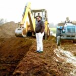 खुदाई करती जेसीबी मशीन।