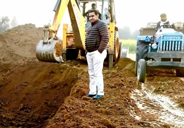 खुदाई करती जेसीबी मशीन।