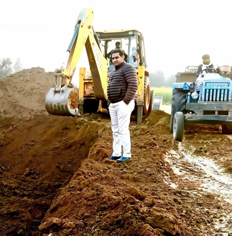 खुदाई करती जेसीबी मशीन।